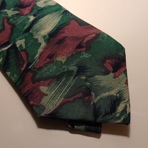 Geoffrey Beene Green and Red Patterned Tie